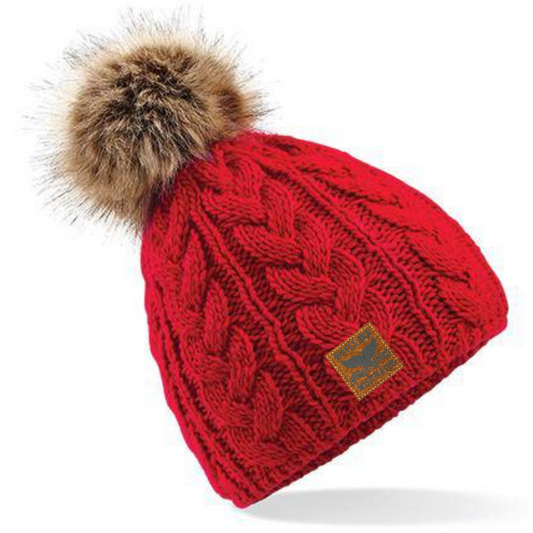 Meet our Red Sky cable knitted beanie hat, designed to fit your head perfectly and withstand those unexpected gusts or waves! With a cosy faux fur pom pom and a snug inner shearling band, this hat keeps your ears warm while banishing that pesky head itch - perfect for any chilly adventures!